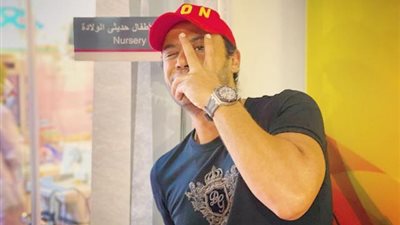 أبو البنات.. محمد إمام يرزق بمولودته الثانية ويطلق عليها ”قسمت”