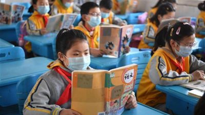 آخر تقاليع كورونا.. مدرسة بريطانية تجبر التلاميذ على شراء الكمامة وعدم خلعها