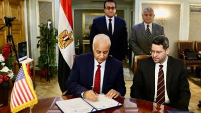 وزير التعليم العالي يشهد توقيع اتفاقية تعاون بين جامعتي العلمين الدولية ولويفيل الأمريكية .. صور