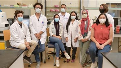 طلاب الجامعة الأمريكية بالقاهرة يفوزون بميدالية فضية لتطوير نموذج لمعالجة فيروس كورونا