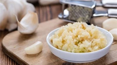 ننشر الطريقة المثالية لتخزين «الثوم المقشر» خارج الثلاجة