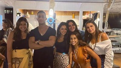 ”كل البنات بتحبك”.. محمد رمضان وسط معجباته في أحدث ظهور له بالساحل الشمالي