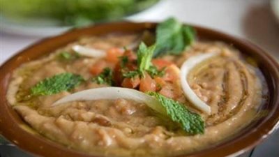 «زي المحلات».. أسهل طريقة لتحضير فول مدخن