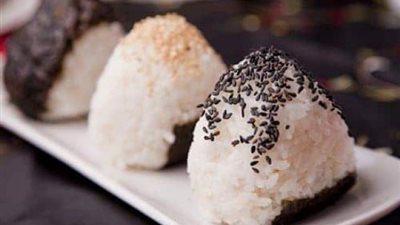 على الطريقة اليابانية.. كيفية إعداد كرات الأرز المشوي