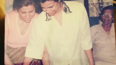 ”من صندوق الذكريات”.. صورة نادرة لـ سيمون برفقة والدتها وجدتها