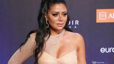 بالصور.. رانيا يوسف تتحدى برودة الطقس بفستان جرئ