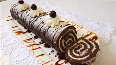 «زي المحلات».. أسهل طريقة لتحضير كيك رول بدون فرن