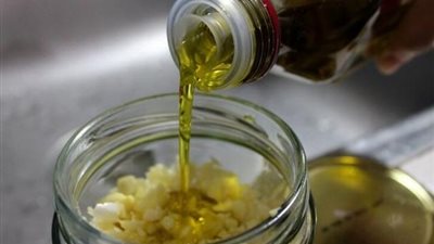 تخلصى من مشاكل البشرة والشعر بوصفة زيت الزيتون والثوم .. إليك الطريقة