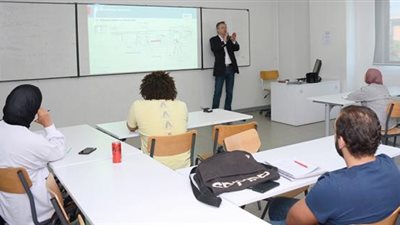 بالصور .. شاهد تدريب طلاب هندسة وعلوم المواد بالألمانية على احدث تطبيقات الليزر