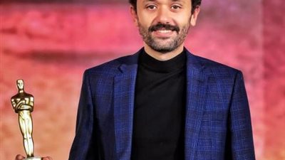 كريم محمود عبد العزيز يحتفل بفوزه كأفضل ممثل فى مهرجان نجم العرب