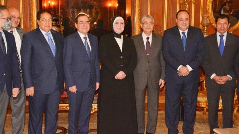 وزيرة التجارة والصناعة