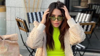 ساندى تجذب الأنظار بإطلالة شتوية مختلفة