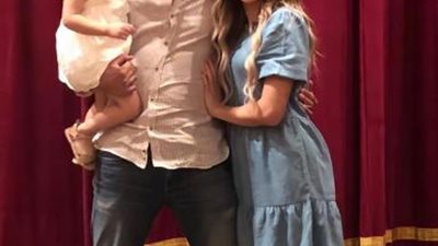 قمر يا روح قلبي.. علي ربيع برفقة زوجته وابنته ”مليكة”