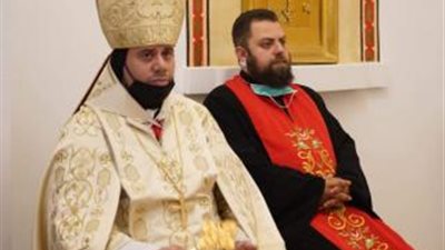 صور.. المدبر البطريركي لإيبارشية القاهرة للسريان الكاثوليك يحتفل بصلاة الذبيحة الإلهية