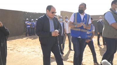 السيسى يتفقد قرية غرب أسوان المتضررة من السيول