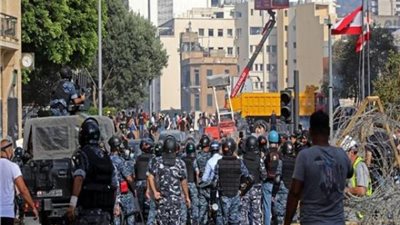 عاجل.. متظاهرو لبنان يقتحمون مقر وزارة الاقتصاد ويشعلون النار بشاحنة بوسط بيروت