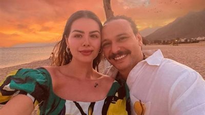 بطريقة رومانسية.. هنادي مهنا تحتفل بعيد ميلاد زوجها أحمد خالد صالح