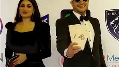 بالصور.. أحمد الفيشاوى يشعل الـ”ريد كاربت” فى مهرجان القاهرة السينمائي الدولى بقبلة ساخنة