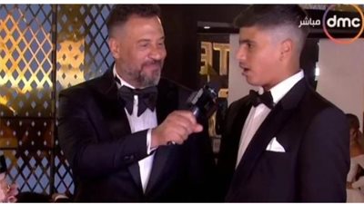 ماجد المصرى برفقة نجله على السجادة الحمراء من مهرجان القاهرة السينمائي الدولى