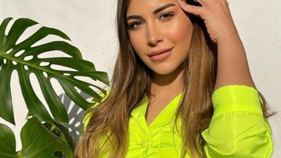 ملك قورة بفستان فسفوري فى أحدث جلسة تصوير