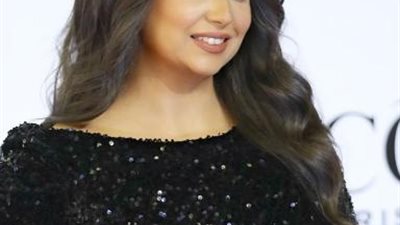 هبة مجدى بإطلالة محتشمة فى افتتاح مهرجان القاهرة السينمائي