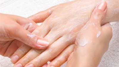 أسباب تؤدي لتقشر جلد اليدين في الشتاء.. تعرفي عليها