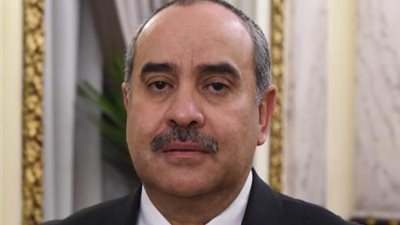 وزير الطيران يتفقد عددا من مشروعات التطوير بمطار الأقصر