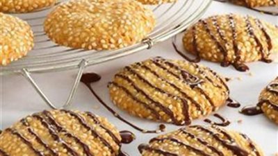 «زي المحلات».. كيفية إعداد كوكيز السمسم