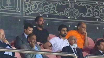 ”باشا مصر”.. أمير كرارة يتابع مباراة الاهلي ضد انبي في مدرجات استاد القاهرة