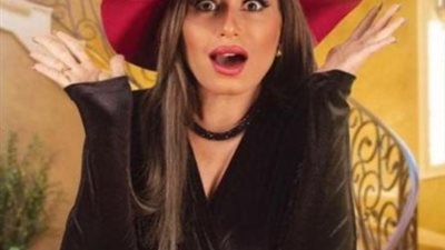 منة فضالي تعلن موعد عرض مسرحيتها”عائلة لاسعة جدًا”