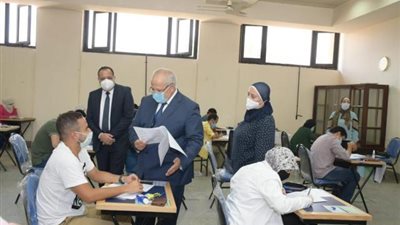 رئيس جامعة القاهرة يتابع امتحانات الفرق النهائية من خلال غرفة العمليات الإلكترونية