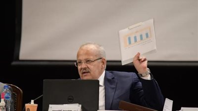 رئيس جامعة القاهرة يناقش تقريرا حول تطور منظومة النشر العلمي الدولي خلال آخر 3 سنوات