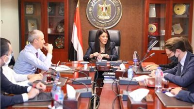 وزيرة التعاون الدولى  تلتقي وفدًا من خبراء أسواق المال للتعرف على الإصلاح الاقتصادى