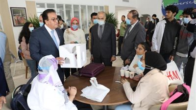 وزير التعليم العالي يتفقد المنشآت الجديدة بالجامعة المصرية اليابانية ببرج العرب