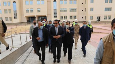 بالصور .. وزير التعليم العالي يتفقد منشآت الجامعة التكنولوجية ببرج العرب