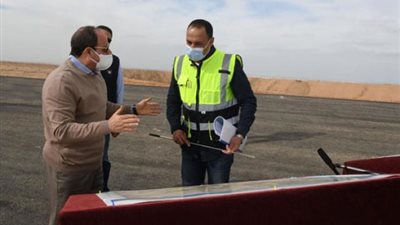 السيسي يتفقد سير الأعمال الجارية بعدد من مشروعات شبكة الطرق الجديدة
