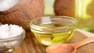 زيت جوز الهند.. الحل السحري للتخلص من الشيب المبكر