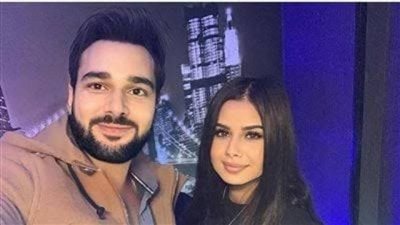 زوج منة عرفة يغازلها بكلمات رومانسية فى أحدث ظهور