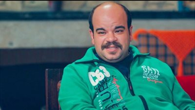 محمد عبد الرحمن يودع الديكور الخاص بفيلم ”الخطة العامية”