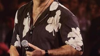 عمرو دياب يحتفل بنجاح حفله الأخير في جدة