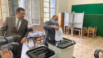 بالصور.. وزير التنمية المحلية يُدلي بصوته في انتخابات مجلس الشيوخ