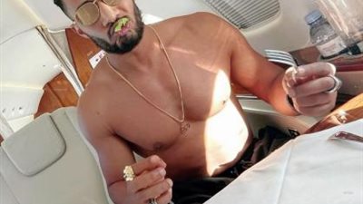 محمد رمضان يستفز جمهوره بظهوره عاريًا داخل طائرته الخاصة