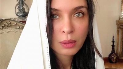 شاهد.. الراقصة دينا تثير غضب جمهورها لارتدائها الحجاب