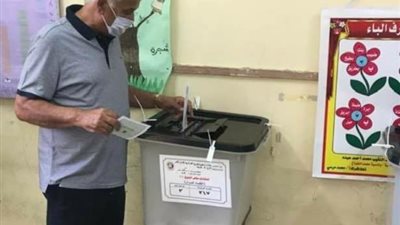 رئيس سموحه يدلي بصوته فى إنتخابات الشيوخ