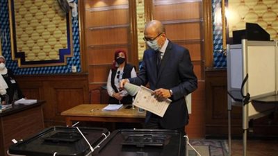 شريف إسماعيل يدلي بصوته في انتخابات الشيوخ بمصر الجديدة