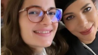 شام الذهبى فى صورة عائلية مع خطيبها ووالدتها