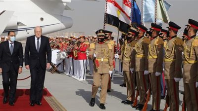 رئيس الوزراء يستقبل نظيره اللبنانى بمطار القاهرة