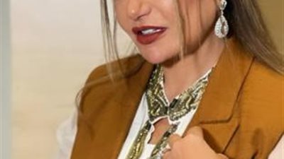 ليلى علوى تجذب الأنظار بإطلالة شبابية من مهرجان البحر الأحمر السينمائي