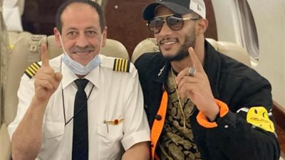 نجم الأزمات.. محمد رمضان يلتقط صور مع 3 طيارين