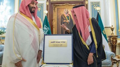 بالصور.. أمير الكويت يمنح ولي العهد السعودي قلادة مبارك الكبير